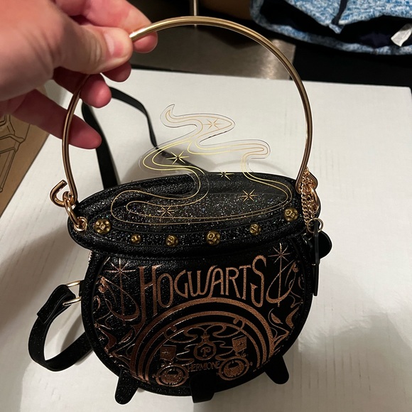 Black HOGWARTS bag.  Stylish and perfect for upcoming Halloween parties - Picture 3 of 6